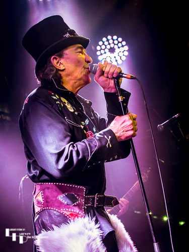 Fee Waybill on vocals