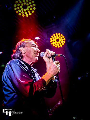 Fee Waybill on vocals