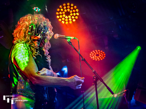Fee Waybill on vocals