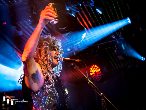 Fee Waybill on vocals