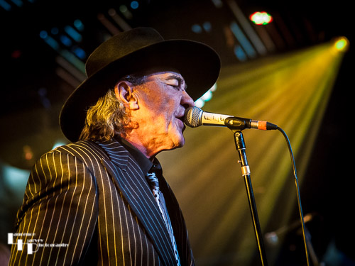 Fee Waybill on vocals