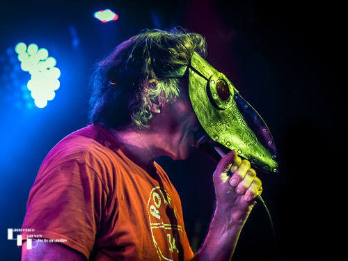 Fee Waybill on vocals