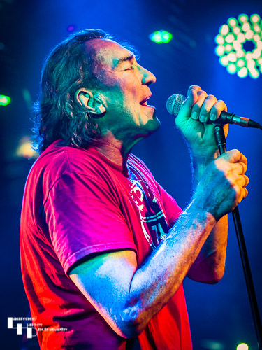 Fee Waybill on vocals