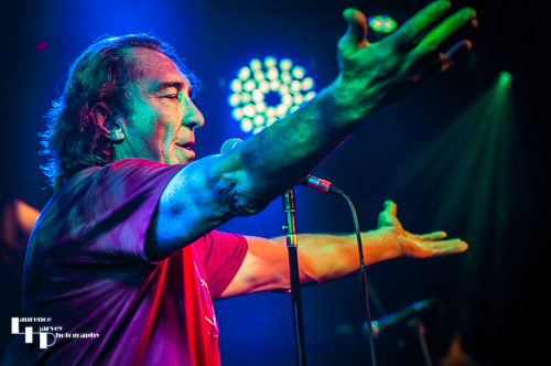 Fee Waybill on vocals