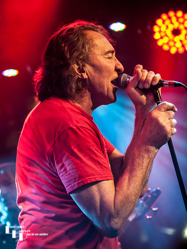 Fee Waybill on vocals
