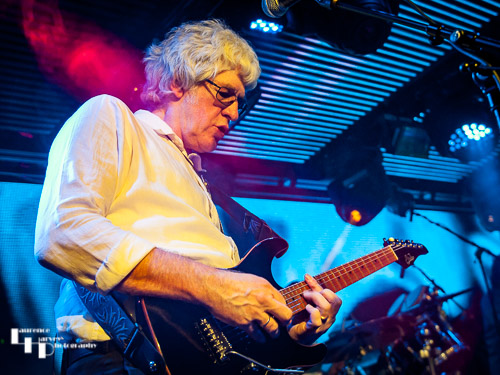Roger Steen on guitar