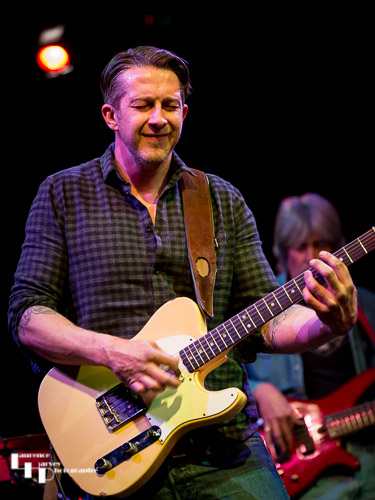 Dave Lowrance on vocals & backing guitar