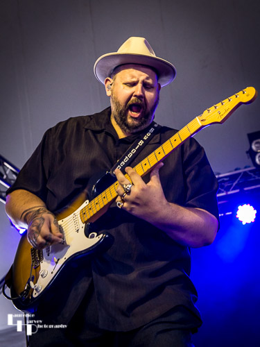 Big Boy Bloater on vocals & guitar