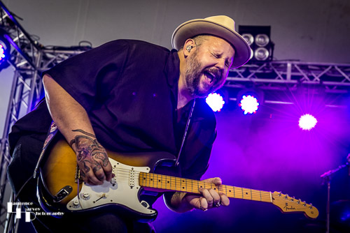 Big Boy Bloater on vocals & guitar