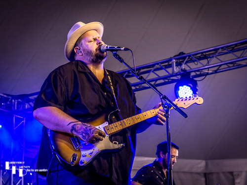Big Boy Bloater on vocals & guitar