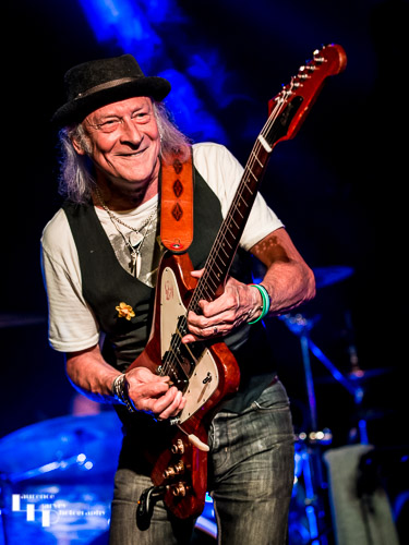 Del Bromham Blues Devils: Del Bromham on guitar & vocals