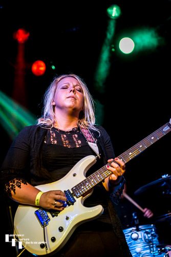 Chantel McGregor Band: Chantel McGregor on guitar & vocals