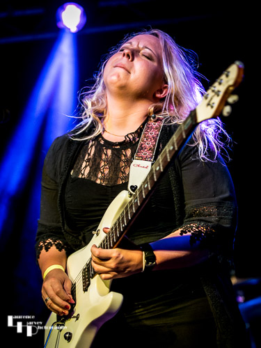 Chantel McGregor Band: Chantel McGregor on guitar & vocals