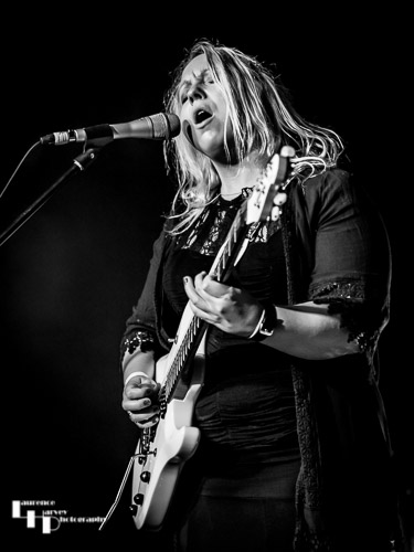 Chantel McGregor Band: Chantel McGregor on guitar & vocals