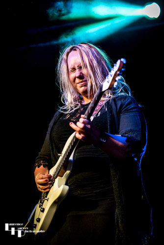 Chantel McGregor Band: Chantel McGregor on guitar & vocals