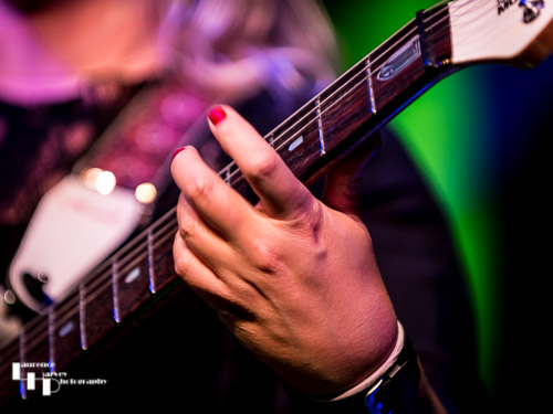 Chantel McGregor Band: Chantel McGregor's fret work