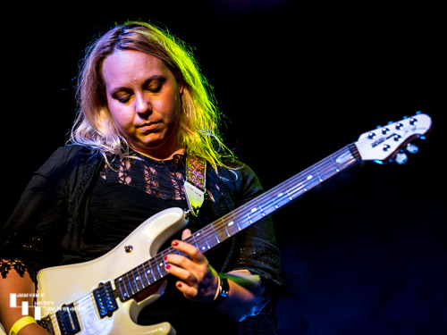 Chantel McGregor Band: Chantel McGregor on guitar & vocals