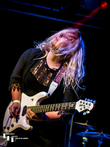 Chantel McGregor Band: Chantel McGregor on guitar & vocals
