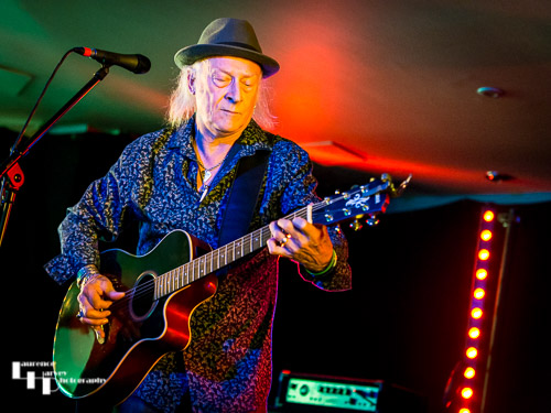 Del Bromham on acoustic guitar & vocals