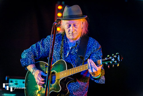 Del Bromham on acoustic guitar & vocals