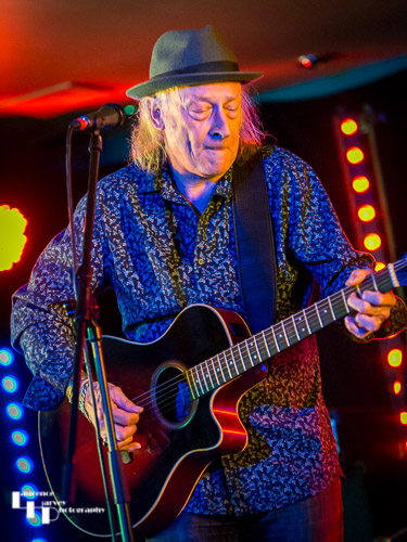 Del Bromham on acoustic guitar & vocals
