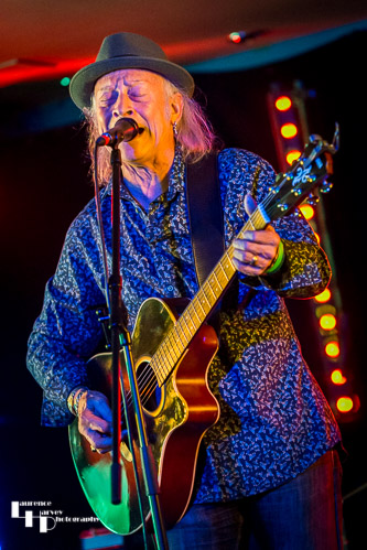 Del Bromham on acoustic guitar & vocals