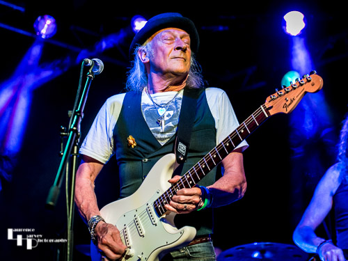 Del Bromham Blues Devils: Del Bromham on guitar & vocals