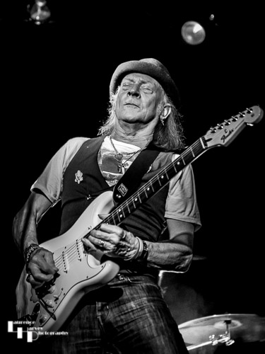 Del Bromham Blues Devils: Del Bromham on guitar & vocals