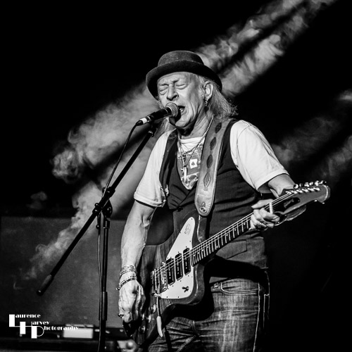 Del Bromham Blues Devils: Del Bromham on guitar & vocals