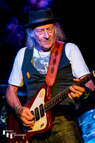 Del Bromham Blues Devils: Del Bromham on guitar & vocals