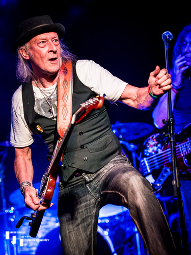 Del Bromham Blues Devils: Del Bromham on guitar & vocals