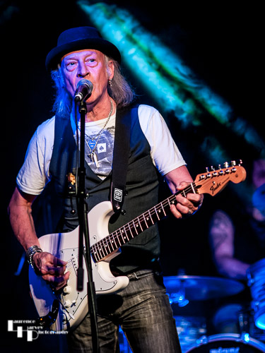 Del Bromham Blues Devils: Del Bromham on guitar & vocals