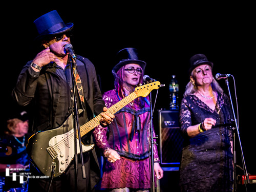 Hitman Blues Band: Russell 'Hitman' Alexander on vocals & guitar. Joanne Alexander & Nancy Hampton on backing vocals