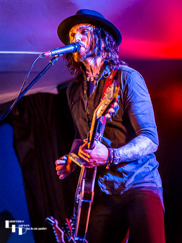 Troy Redfern Band: Troy Redfern on guitar & vocals