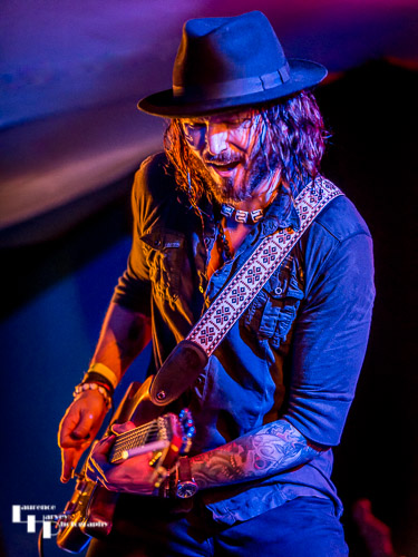 Troy Redfern Band: Troy Redfern on guitar & vocals