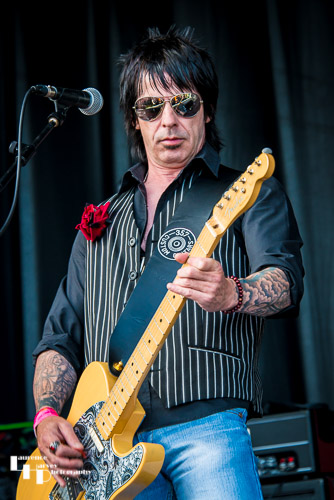 Blackwater Conspiracy: Phil Conalane on vocals & rhythm guitar