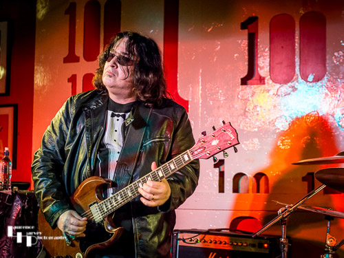 Big Gilson on vocals & guitar