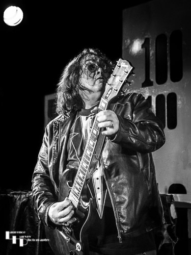 Big Gilson on vocals & guitar