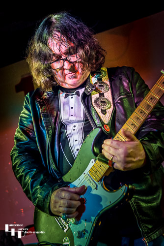 Big Gilson on vocals & guitar