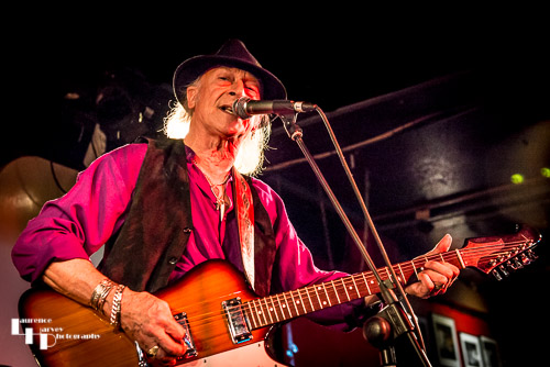 Guest Del Bromham on guitar & vocals