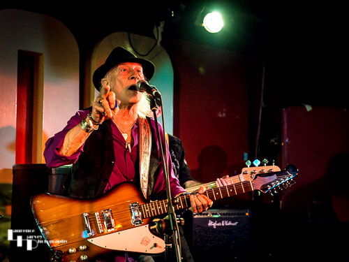 Guest Del Bromham on guitar & vocals