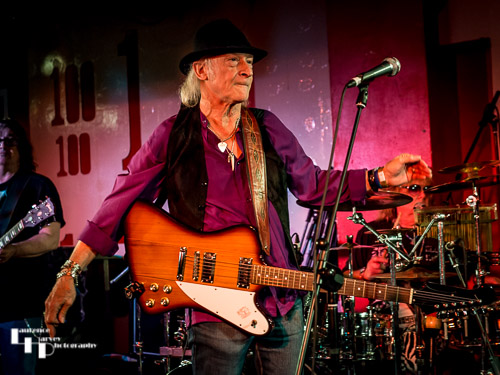 Guest Del Bromham on guitar & vocals