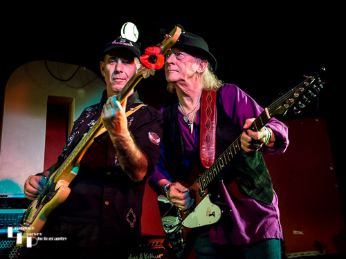 Guest Del Bromham on guitar & Derek White on bass