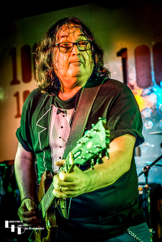 Big Gilson on vocals & guitar