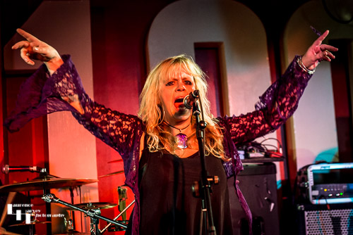 Helen Turner on vocals