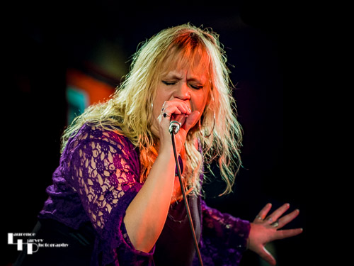 Helen Turner on vocals