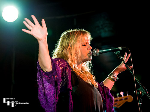 Helen Turner on vocals