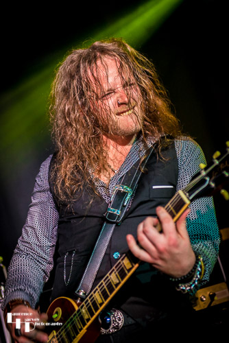 Daniel ‘Seeks’ Seekings on rhythm guitar