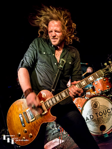 Daniel 'Seeks' Seekings on rhythm guitar