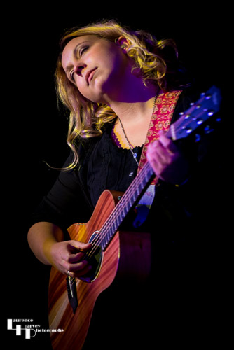Chantel McGregor on guitar & vocals